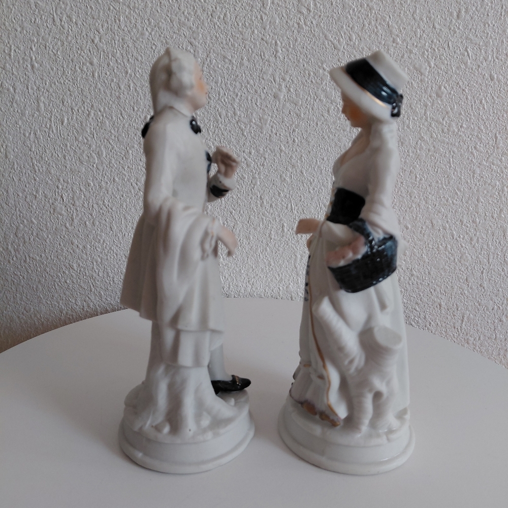 MC Courting Victorian Couple Figurines Matte Porcelain Unmarked - Picture 3 of 15